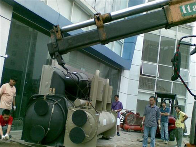 松山区随车吊和汽车吊的核心区别是什么？哪种更省钱？