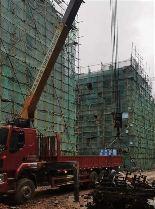 松山区“慢工细活”—— 吊车的 “微动控制” 技术